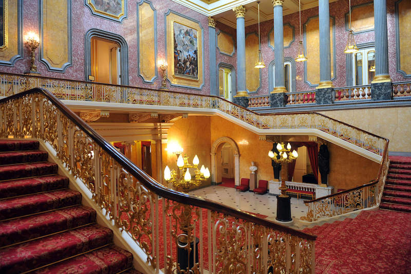 globedge-travel-london-buckingham-palace-grand-staircase