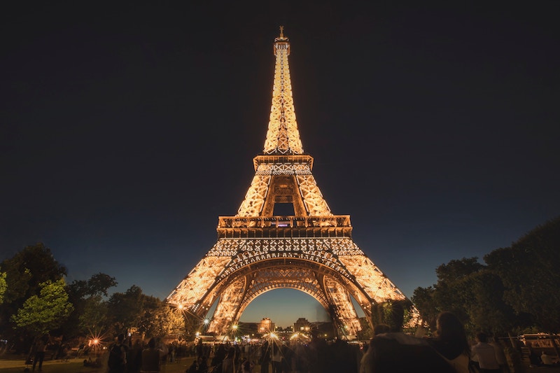 globedge-travel-paris-eiffel-tower-night-lights