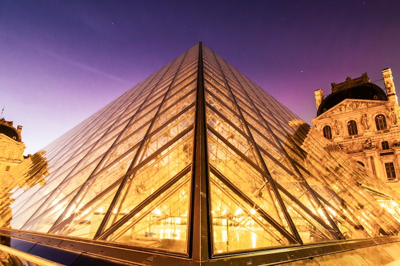 globedge-travel-paris-louvre-glass-pyramid-close