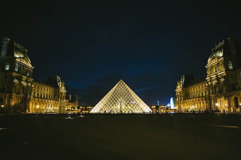 globedge-travel-paris-louvre-glass-pyramid
