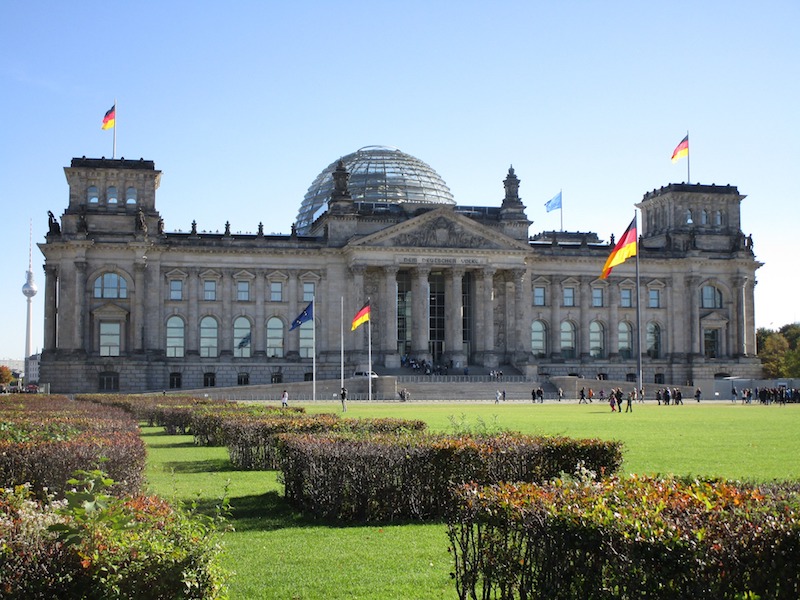 globedge-travel-berlin-reichstag-front-flags