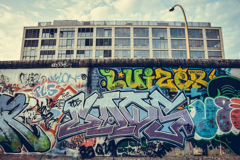 globedge-travel-berlin-wall-graffiti